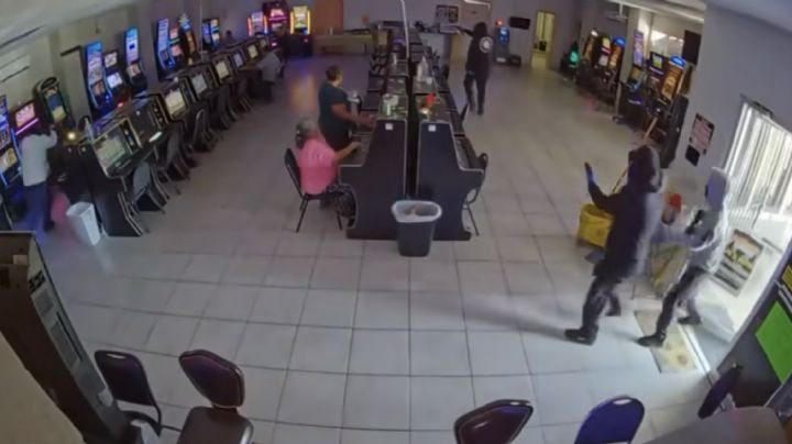 Enmascarados asaltan negocio de maquinitas en Río Bravo, Texas; ni los clientes se salvaron | VIDEO