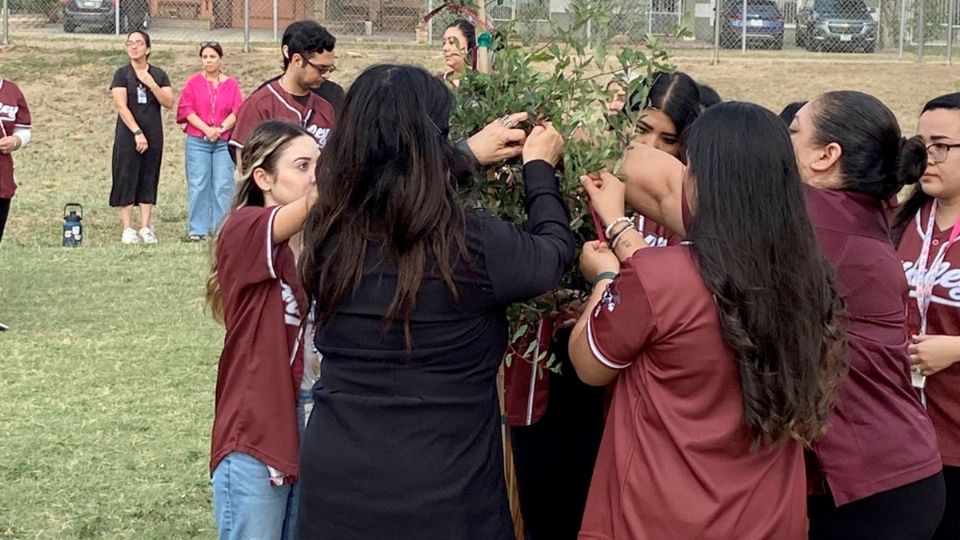 Siembran árbol en memoria de los hermanitos Quintanilla