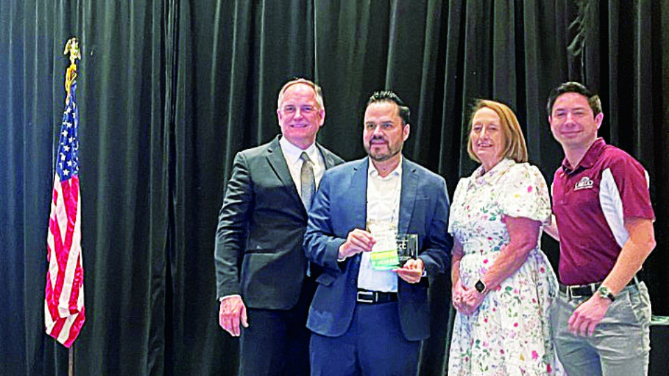 Gilberto Sánchez, director del aeropuerto de Laredo, recibió un premio especial.