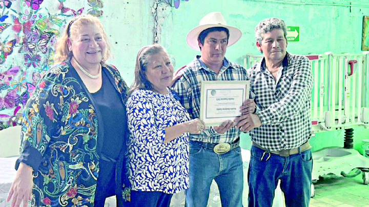 Familia de Nuevo Laredo viaja en camión y nunca llega tarde; CERAC le da premio