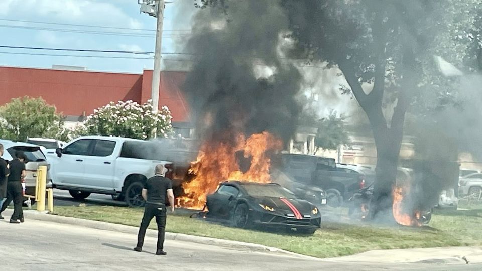 El Lamborghini quedó hecho cenizas.