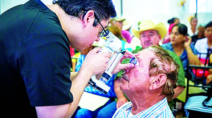 Operarán a 300 abuelitos de sus ojos, gracias a Bienestar en tu Mirada 2025