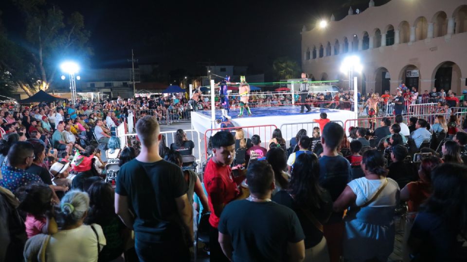 Función de lucha libre en la Explanada Independencia.