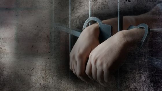 Hombre usa cinto con piedras incrustadas para golpear a niño en Laredo; le lesionó una pierna