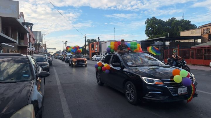 Responden con fiesta y ritmo en desfile comunidad LGBTI+ en Nuevo Laredo