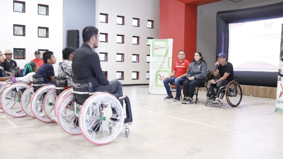 Donación de sillas por parte del DIF.