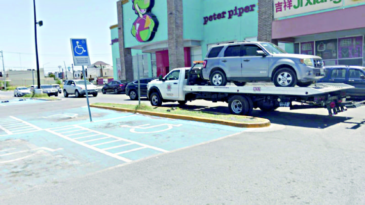 Nuevo Laredo: se llevan autos al corralón por no respetar espacios para personas con discapacidad