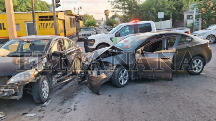 Conductora borracha de DiDi se pasa el rojo y provoca fuerte choque; se bajó del auto tirando golpes