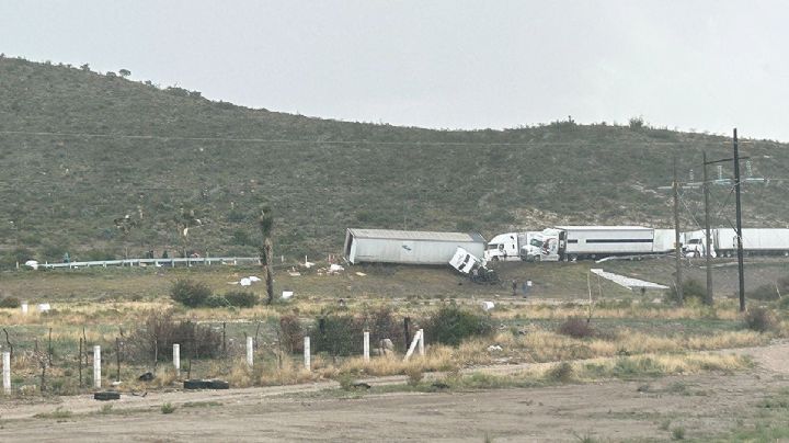 Brutal encontronazo de cuatro tráileres bloquea la carretera Saltillo-Matehuala