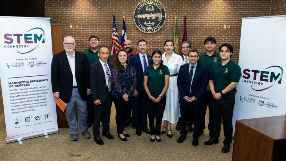 Directivos de Laredo College y de TAMIU anunciaron el nuevo programa de becas.