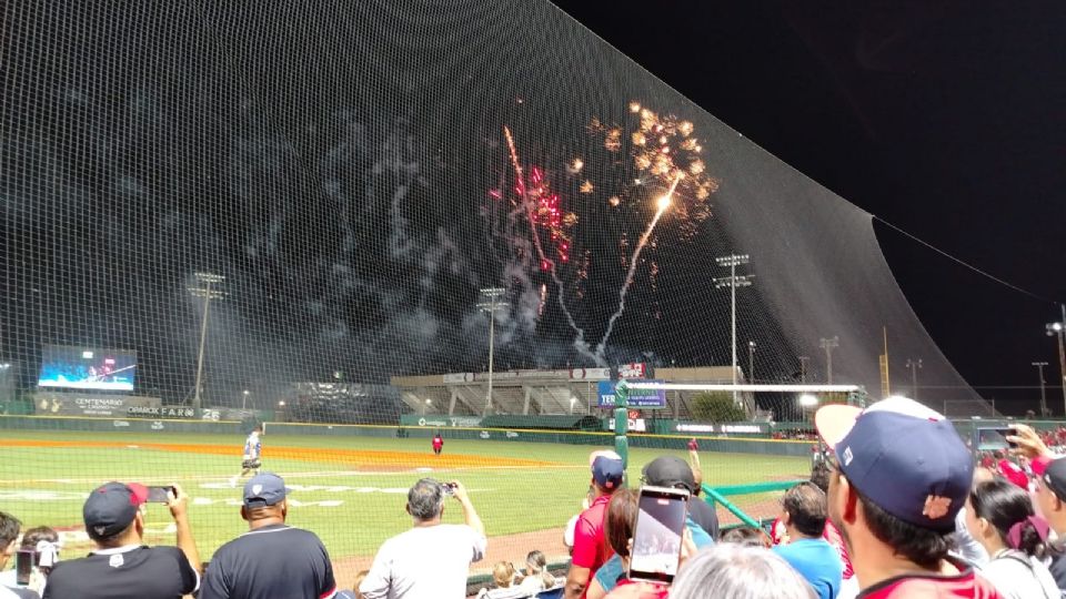 Los neolaredenses celebraron el triunfo y la pirotecnia.
