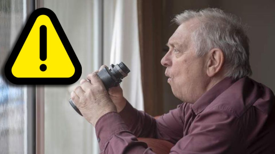 Si un vecino te sorprende espiando su casa o tú te sientes observado, puede haber consecuencias legales que van desde sanciones económicas, hasta penales