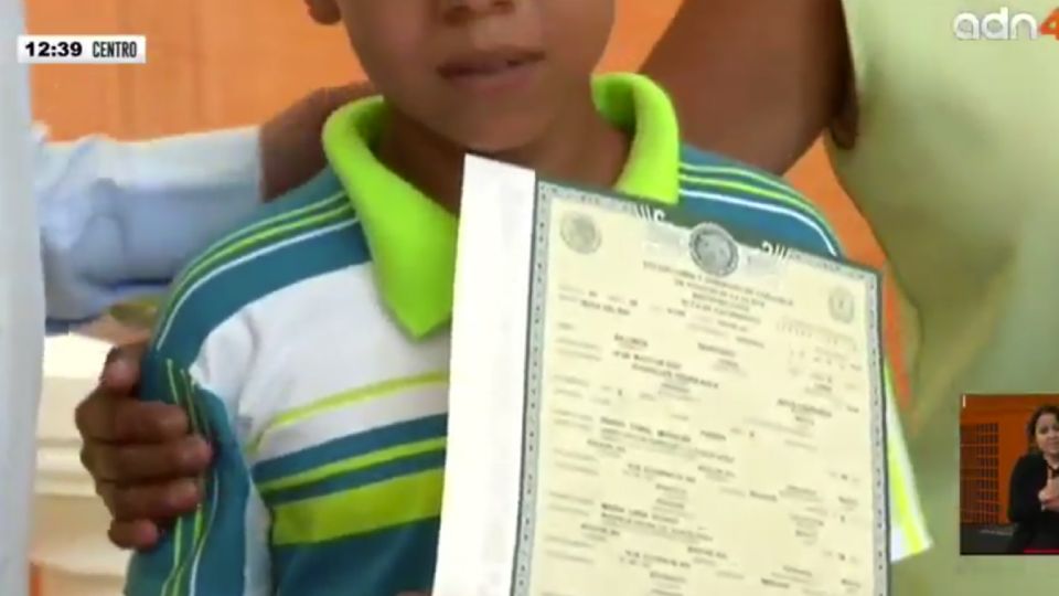 Salomón salió feliz del Registro Civil con su acta de nacimiento en las manos.