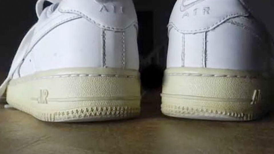 El odioso colo amarillento de los tenis.