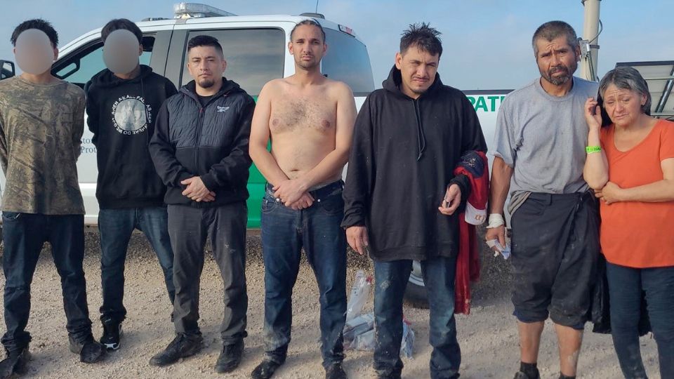 Detienen a menores traficantes de humanos.