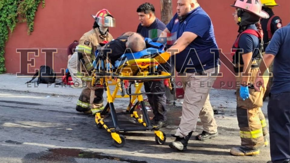 El hombre esperaba el camión cuando fue atropellado por una mujer alcoholizada.