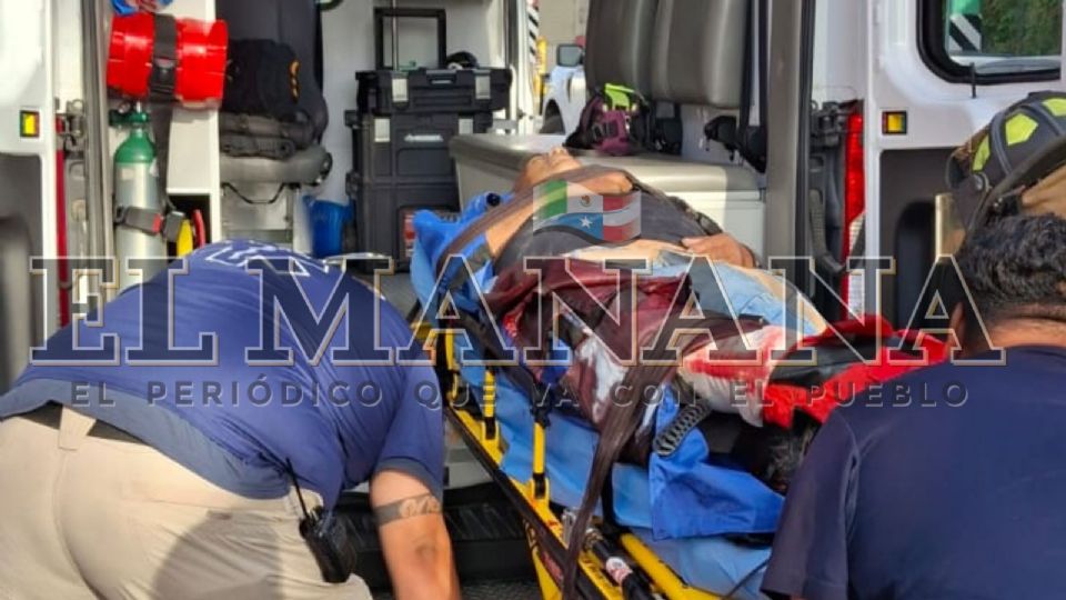 El hombre esperaba el camión cuando la joven conductora lo atropelló.