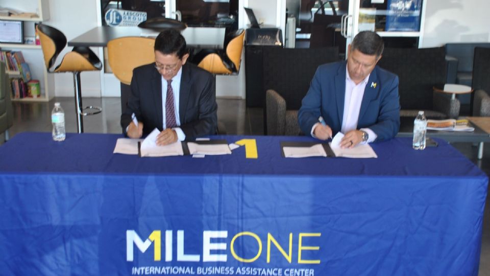 EL Cónsul General de México en Laredo, Juan Carlos Mendoza, firmó un Memorándum de Entendimiento con César Hernández, CEO de MileOne