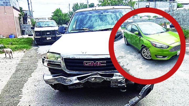 Mujeres al volante se dan con todo en la colonia los Arcos; sus vehículos quedaron muy dañados