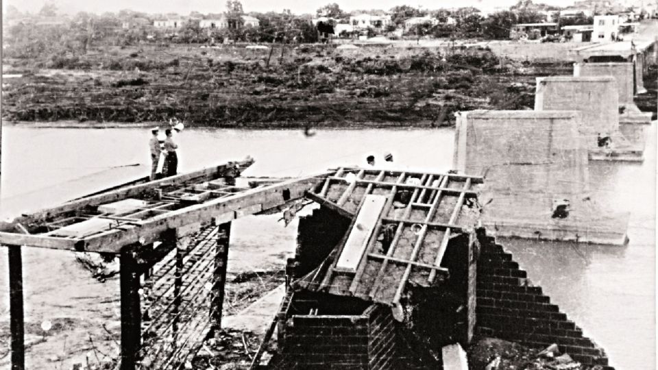 El Puente de los arcos quedó destruido con la avalancha de agua del río Bravo en 1954.