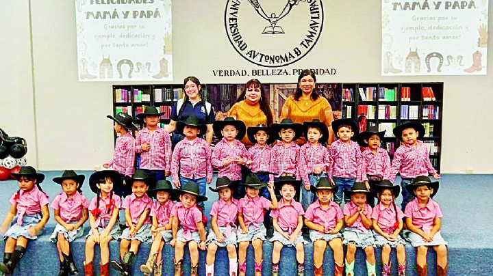 Con amor para mamá y papá; celebran niños de kínder a los pilares del hogar