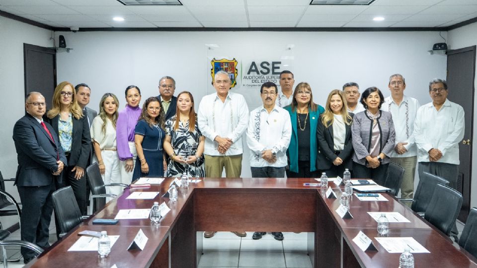 Presentes en la firma de comvenio entre la UAT y la ASE.