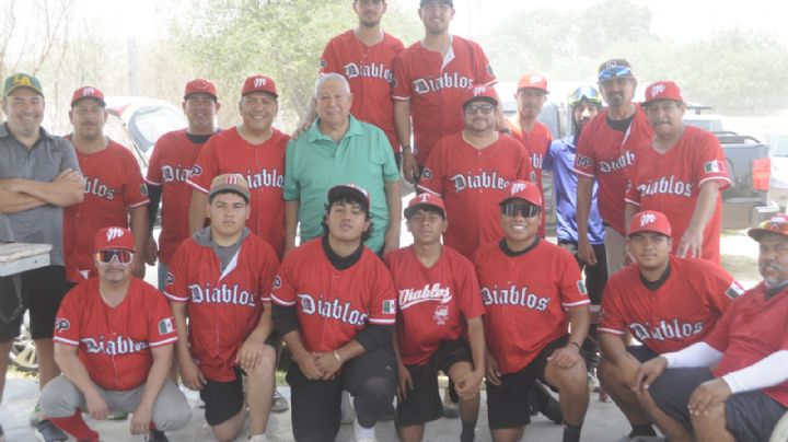 Apalea Mario Pérez a los Spinners NLD y marcha invicto en la Liga Fronteriza Dominical de Softball