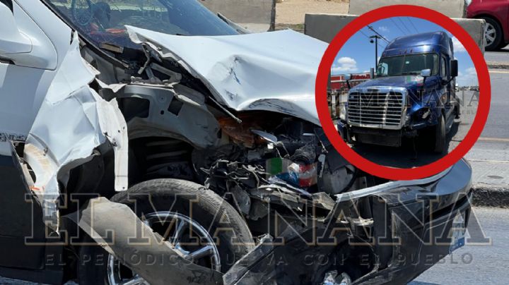 Tráiler embiste a camioneta y la destroza en la Carretera Nacional; mujer y menor salieron heridos