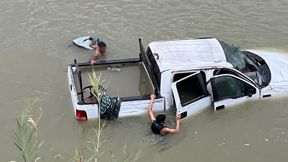 Indocumentados se lanzaron al río.