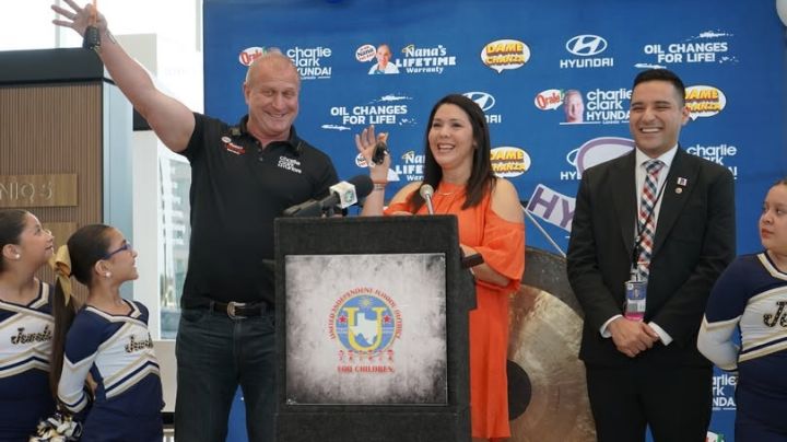 Dos maestros del Distrito Escolar Independiente Unido son premiados con vehículos 2025 en Laredo