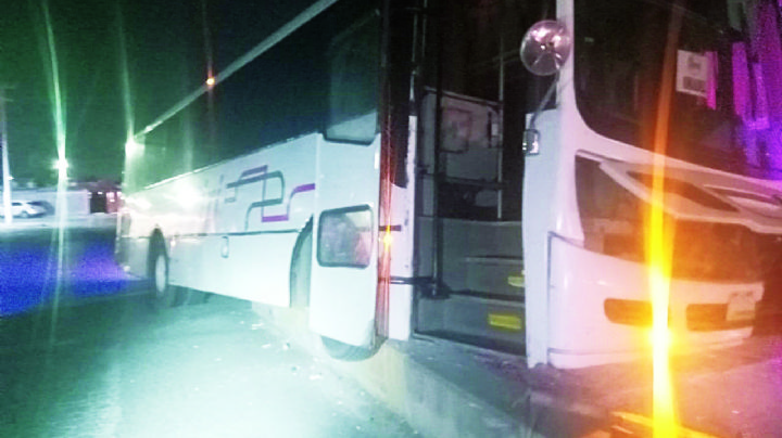 Abandona camión al derribar poste en el Bulevar Rea