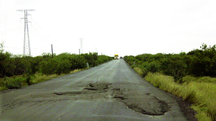Alertan de baches en Carretera a Anáhuac