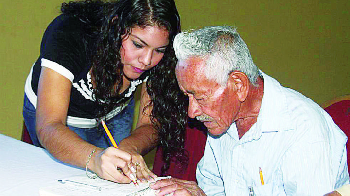 Educarán a abuelitos de Nuevo Laredo hasta en sus casas