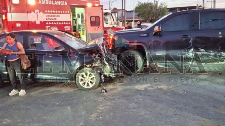 Choque en Nuevo Laredo: conductora de DiDi se distrae con el celular y estampa su auto contra otro