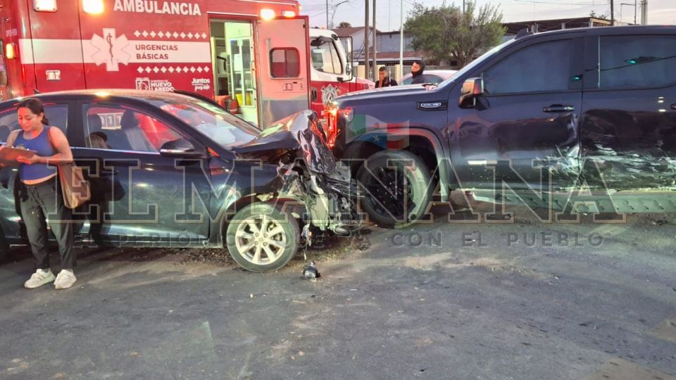 La distracción al volante causó este aparatoso accidente, del cual solo se informaron daños materiales
