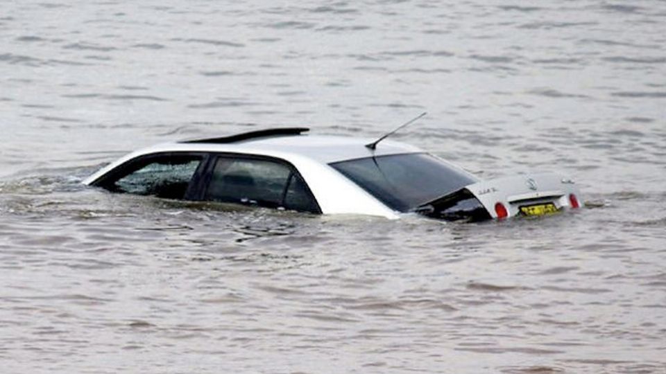 Así puedes escapar de un auto bajo el agua.