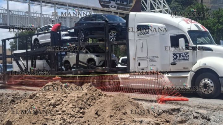 ¡Atorón en la avenida Reforma! Tráiler nodriza pasa rozando puente peatonal y causa caos