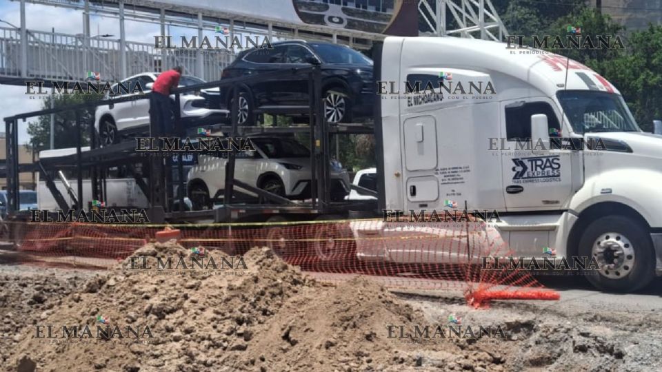 El operador del tráiler nodriza revisó la altura de los vehículos.