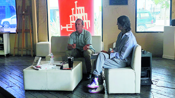 Artista de Laredo regresa a su lugar de origen para hablar de su obra