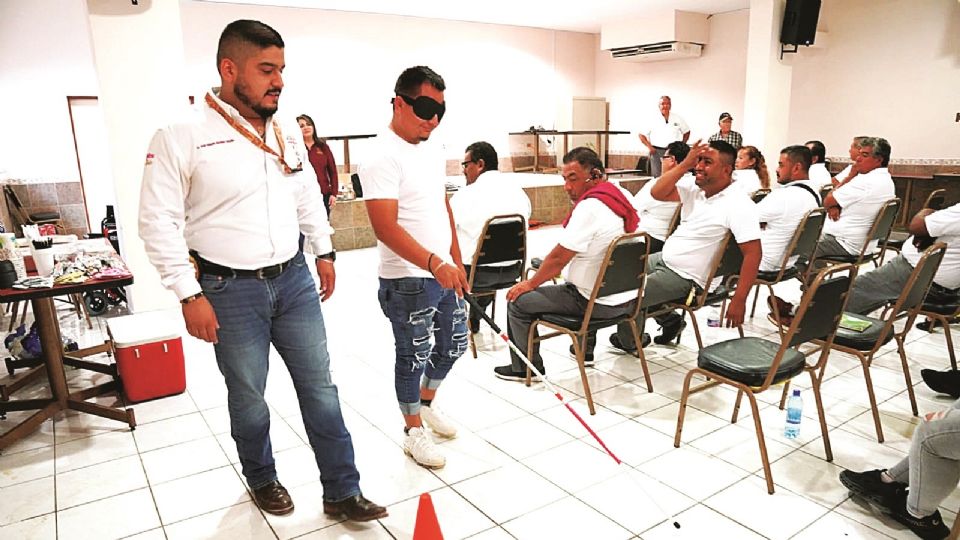 Los conductores llevaron a cabo diversas dinámicas con la meta de despertarles la empatía