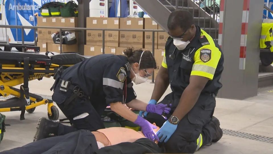 Paramédicos hacen su mejor esfuerzo para salvar vidas.