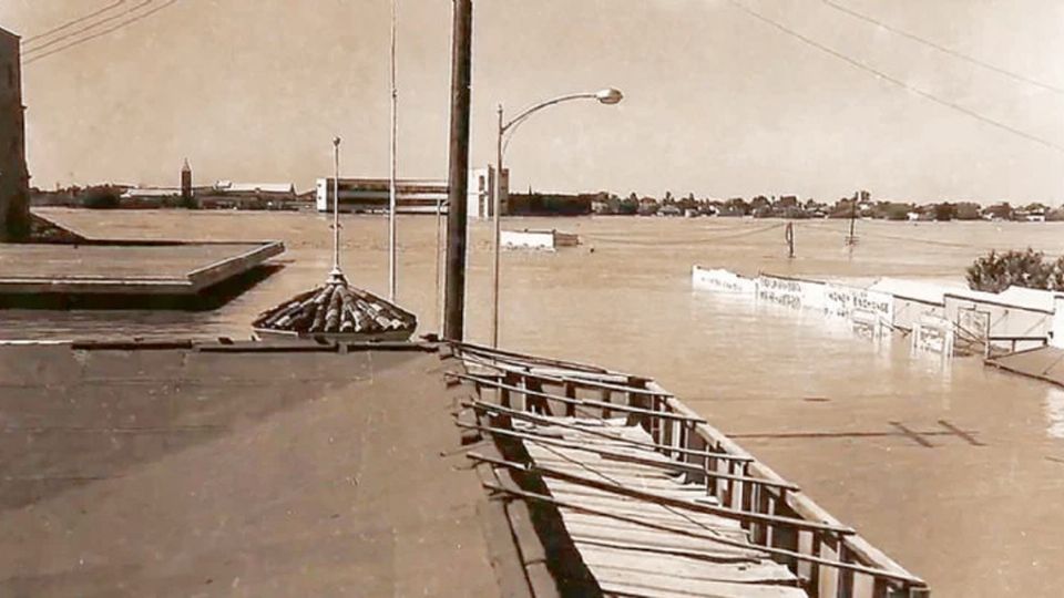 La gran inundación de 1954. Al fondo de aprecia el edificio curvo del Puente Uno.