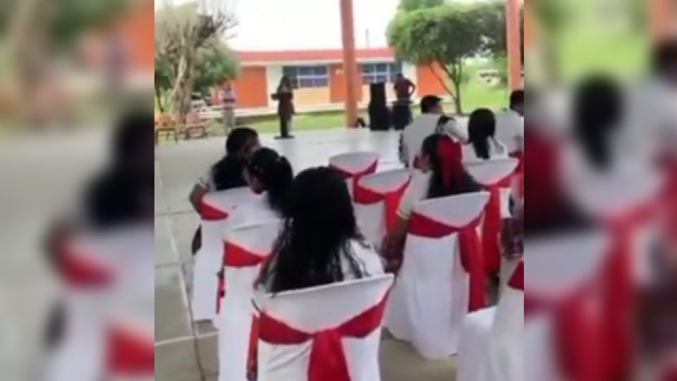 Alumna denuncia acoso por parte de maestros en graduación de preparatoria