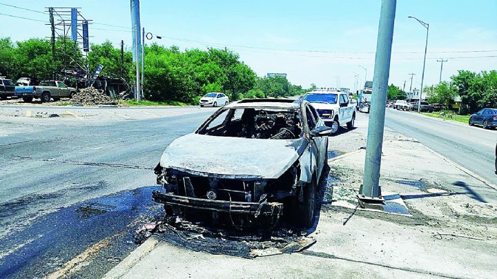 Fuego infernal arrasa con carro en la Carretera Aeropuerto en Nuevo Laredo;¿qué le pasó al chofer?