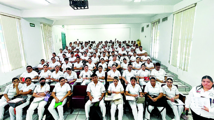 Incorpora Salud a 100 enfermeros recién egresados