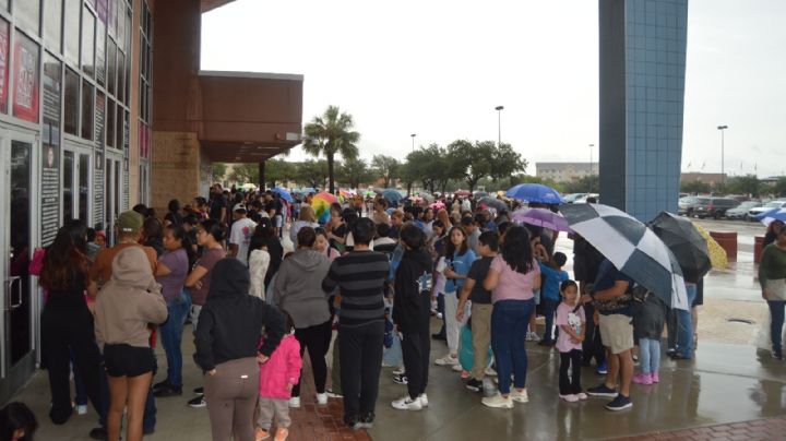 Familias de Laredo aprovechan la 'lluvia de útiles' gratis en el Sames Auto Arena