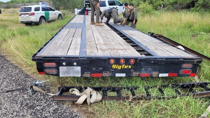 Patrulla Fronteriza detiene a camioneta con plataforma y encuentra a 7 indocumentados en Laredo