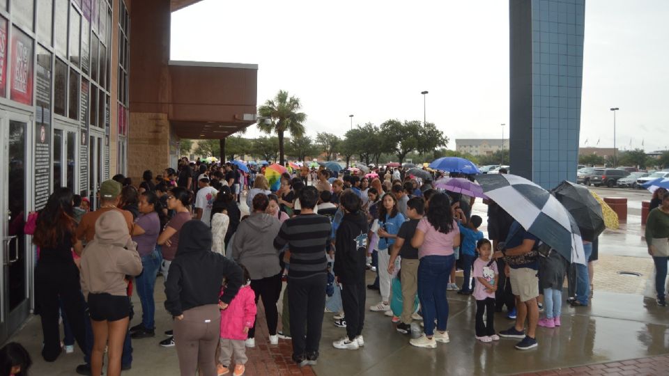 Laredenses acuden por sus útiles escolares en el Sames Auto Arena