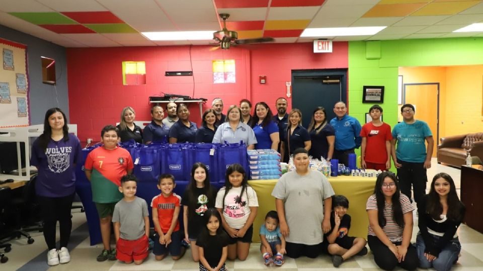 Entrega de mochilas gratis en Laredo.