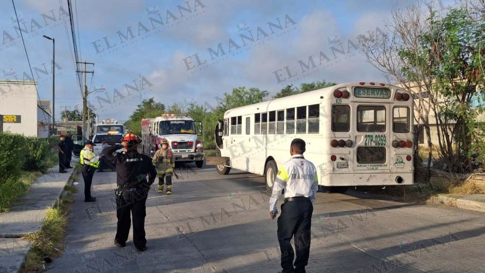 El camión de pasajeros tuvo que detener su marcha para que todos los pasajeros bajaran